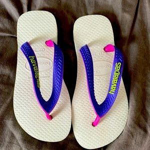 Girls Havaianas flip flops size 11/12